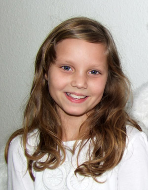 fröhlicher lachender Engel Kind Mädchen